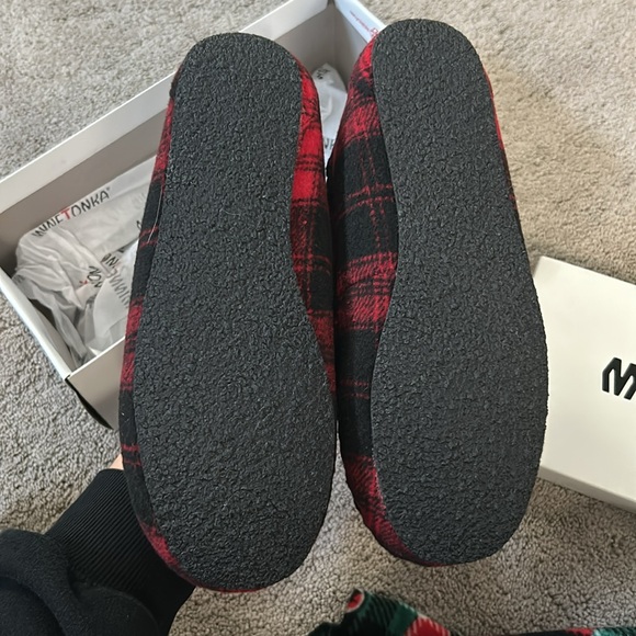 NWT 🆕 MINNETONKAKA Lynn Trapper Slipper 🥿 red plaid ❤️❄️ size 9M 🎄BRAND NEW - Picture 4 of 6